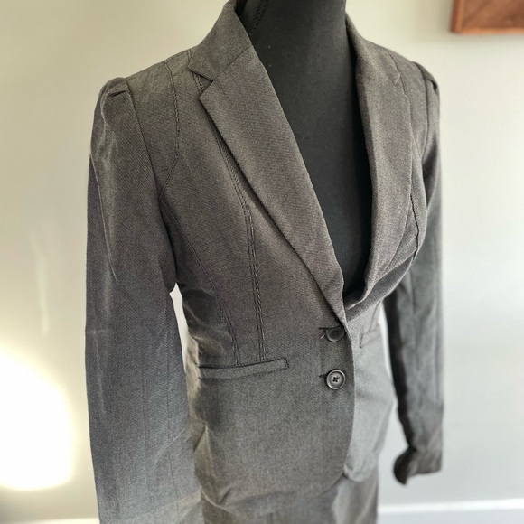 Grey Smart Set Skirt Suite Size 2 - Picture 2 of 6